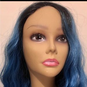 Mannequin head with attached wig